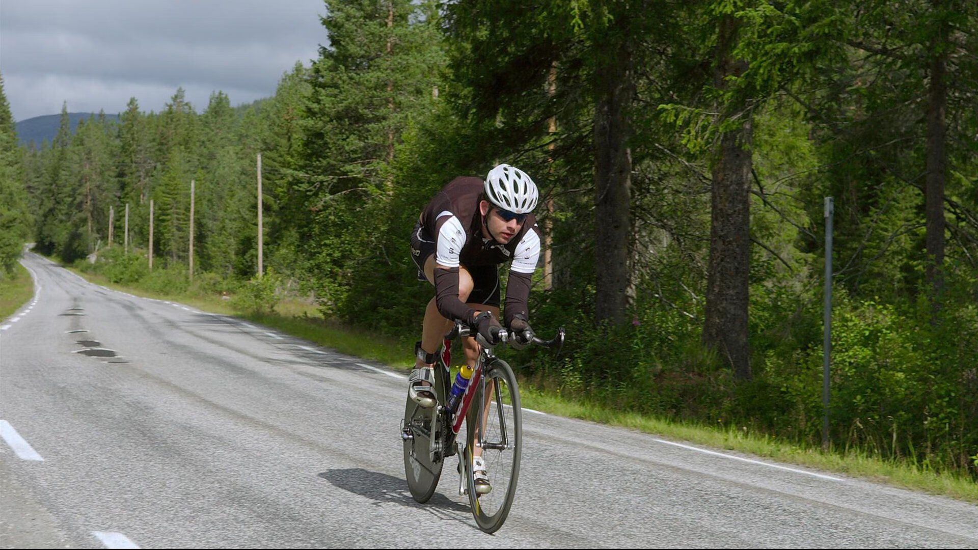 跨界赛场传奇日，灰熊铁血完胜绿军，浓眉欧冠半决赛上演接管时刻